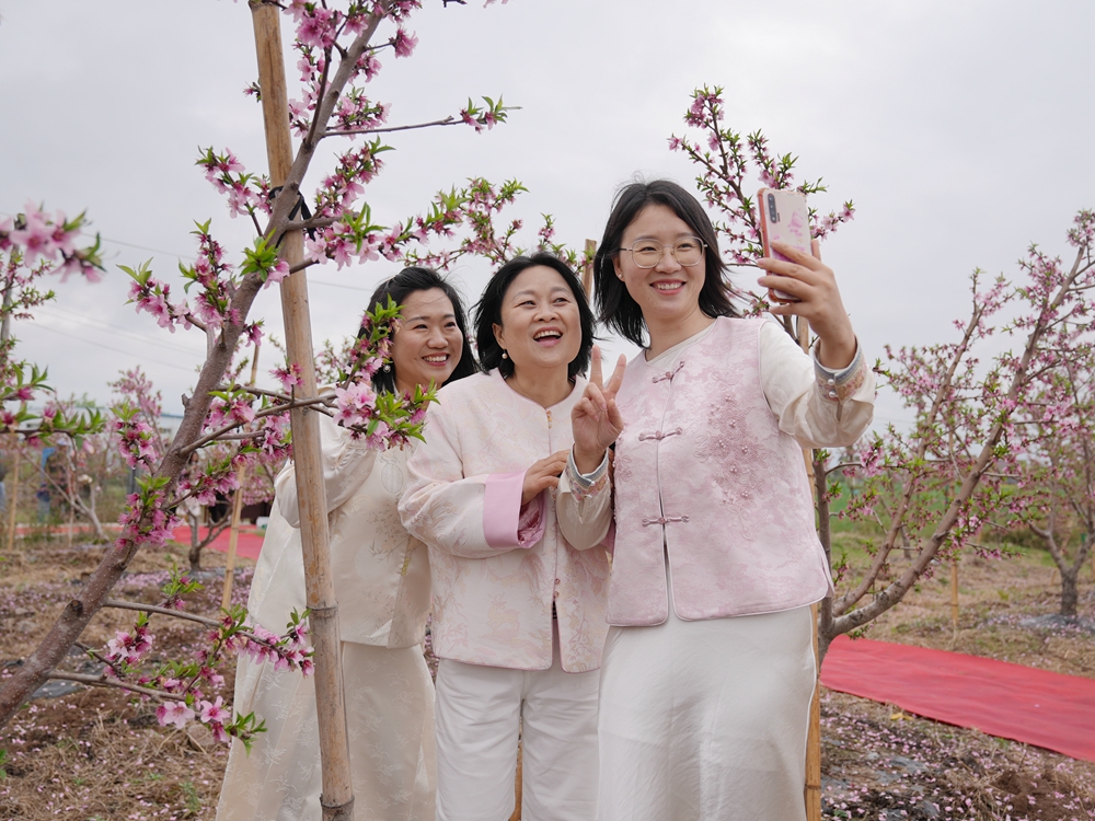踏青賞花春意濃